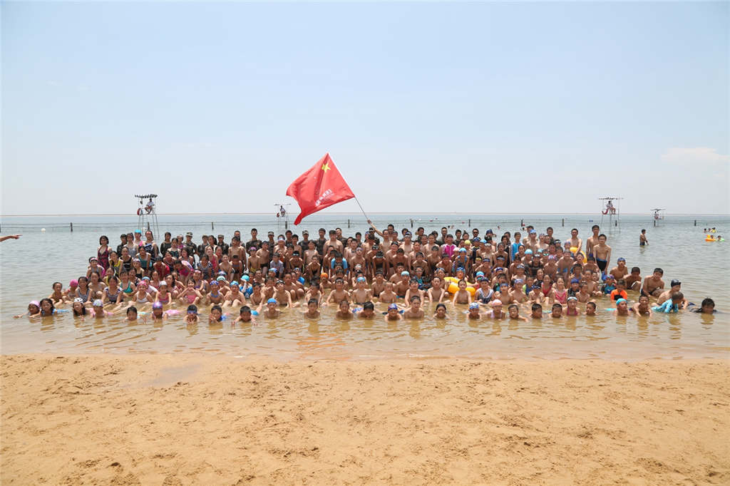 阳光、沙滩、海浪，还有笑容明媚的你~